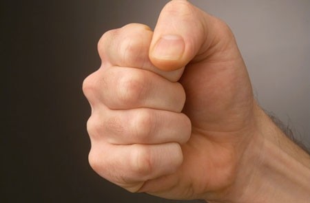 Các nhà nghiên cứu phát hiện, siết chặt nắm đấm tay có thể giúp cải thiện trí nhớ. Ảnh: Discovery