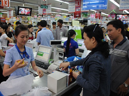 Khách hàng mua sắm tại Co.opmart Đinh Tiên Hoàng sáng 29-4.