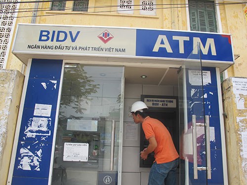 Trụ ATM ở Trường ĐH Thương mại (quận Cầu Giấy - Hà Nội) thông báo tạm ngừng hoạt động vào trưa 30/4