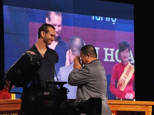 Ông Vũ theo đạo Phật, còn Nick Vujicic theo đạo Tin Lành, nhưng cả hai có điểm chung là luôn muốn hướng tới cộng đồng, yêu thương mọi người theo lời chia sẻ của Nick.