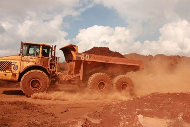 Sau khi khai thác, quặng bauxite sẽ được vận chuyển đến kho chứa quặng nguyên khai hoặc đổ trực tiếp vào bunke nhà máy tuyển.