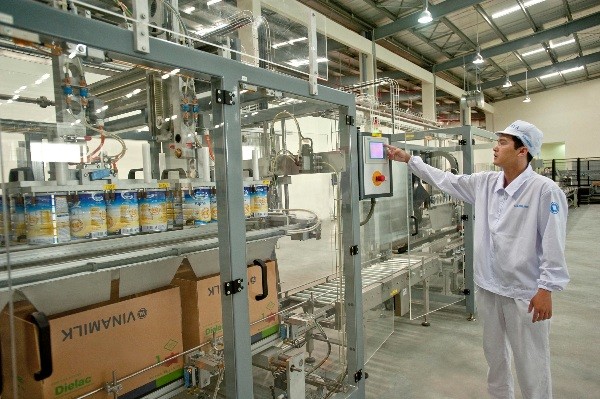 Sản phẩm sữa bột trẻ em Dielac Alpha đang được sản xuất trên dây chuyền hiện đại tại siêu nhà máy sữa bột Việt Nam mới được khánh thành cuối tháng 4/2013