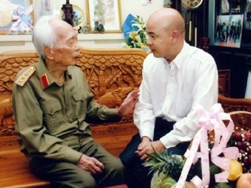 Anh Đặng Lê Nguyên Vũ trong một lần thăm hỏi và được Đại tướng Võ Nguyên Giáp dặn dò tại tư gia.