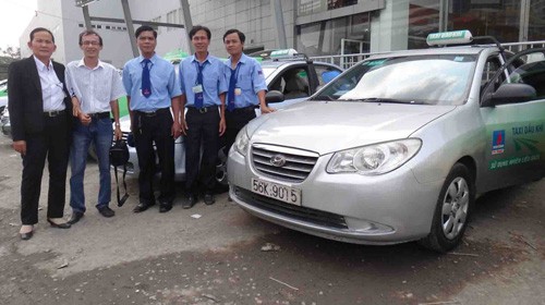 Bà Lành và các tài xế taxi Dầu khí trong một ngày chuẩn bị lên ca - Ảnh: Hoài Nam