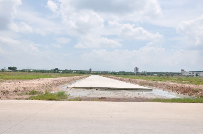 Khu đất này UBND tỉnh Bình Dương cho rằng, do ông Dũng "phân lô, bán nền" nên không phê duyệt, khiến khu vực này bỏ hoang nhiều năm liền. Đồng thời đây cũng là mấu chốt xảy ra vụ kiện cáo hy hữu, báo chí phản ánh gần đây. Ảnh: Phan Cường