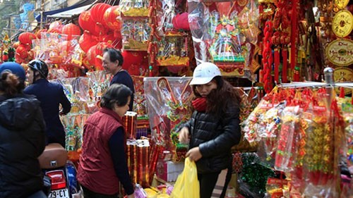 Vào những ngày giáp 23 tháng Chạp, con phố Hàng Mã (Hà Nội) luôn đông cứng người đi sắm lễ ông Công, ông Táo. Ảnh: Như Ý.