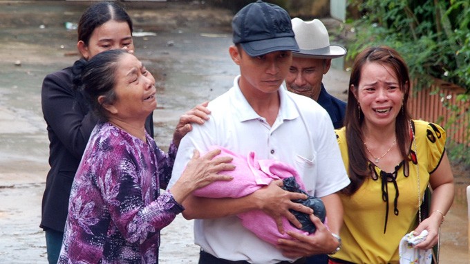 Cha của một trong ba trẻ bị nạn tại khoa sản Bệnh viện đa khoa Hướng Hóa, Quảng Trị - đau đớn đưa con về sau khi khám nghiệm tử thi. Đây là một trong những vụ việc trẻ sơ sinh tử vong sau khi tiêm văcxin vào cuối tháng 10/2013 - Ảnh tư liệu