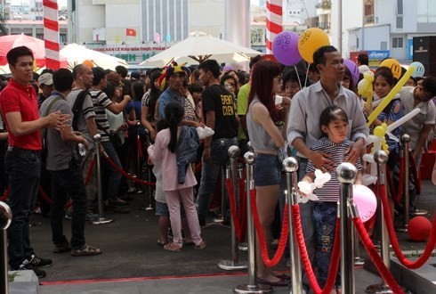 Cảnh người dân xếp hàng trong ngày khai trương cửa hàng đầu tiên của McDonald&apos;s tại TP.HCM. Ảnh: IT