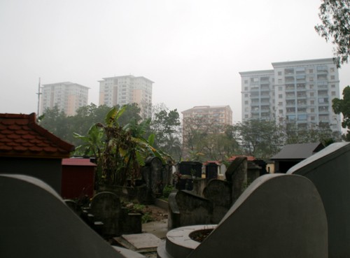 Nghĩa trang không những gây mất mỹ quan đô thị mà còn ảnh hưởng nghiêm trọng tới vấn đề vệ sinh môi trường.
