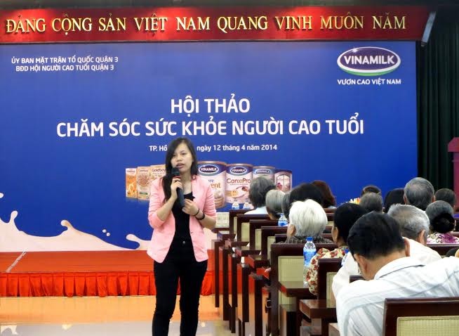 Bà Lâm Ngọc Trinh – Đại diện ngành hàng nước giải khát của Vinamilk chia sẻ với người tiêu dùng về sản phẩm Sữa Đậu Nành Goldsoy.