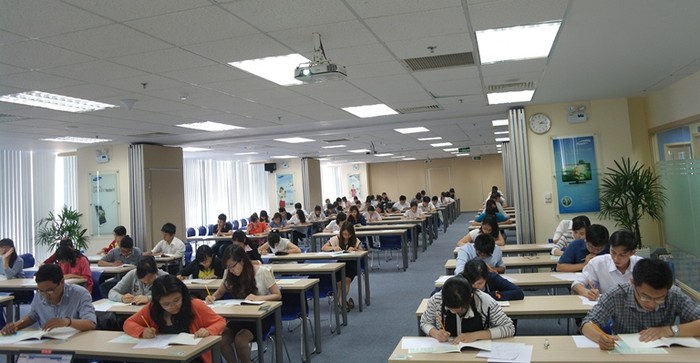 Thí sinh đang làm Global Samsung Aptitude Test (GSAT) I tại Hà Nội.