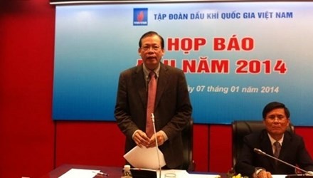 Ông Phùng Đình Thực (người đứng) tại một buổi họp báo