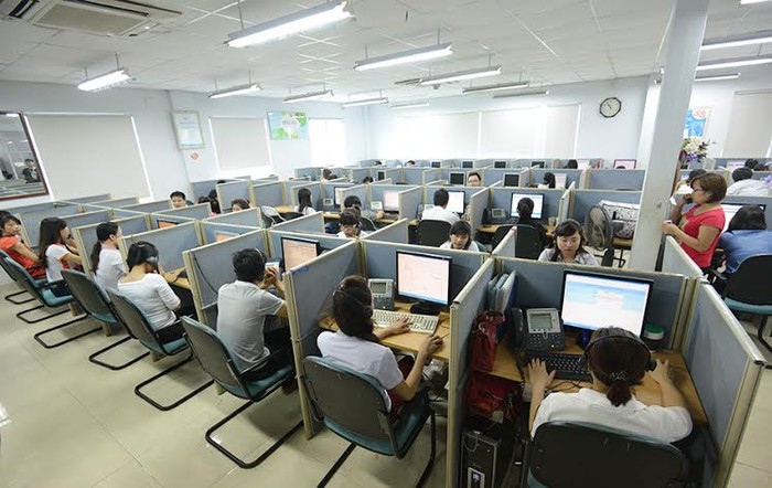 Làm việc tại Call Center VinaPhone rất cần sự nhẹ nhàng, kiên nhẫn, và cẩn thận khi giải đáp các khiếu nại của khách hàng. Cũng vì thế, sự có mặt của không ít điện thoại viên nam là một điểm khác biệt ở nơi đây.