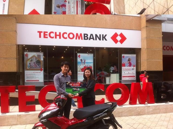 Khách hàng Nguyễn Mạnh Tuấn (Hà Nội) nhận giải thưởng từ đại diện Techcombank.