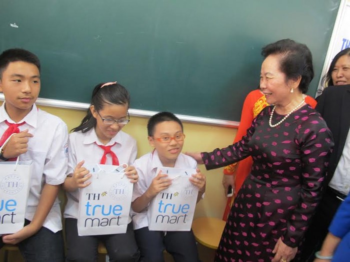 Phó Chủ tịch nước Nguyễn Thị Doan động viên các em sau khi tiêm chủng.