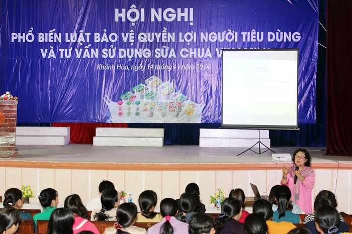 Tiến sĩ - Bác sĩ Nguyễn Thị Thu Hồng, Nguyên Phó Giám Đốc Sở Y Tế Tỉnh Bà Rịa Vũng Tàu tư vấn cho người tiêu dùng vấn đề “Sữa chua và những lợi ích về sức khỏe của sữa chua”.