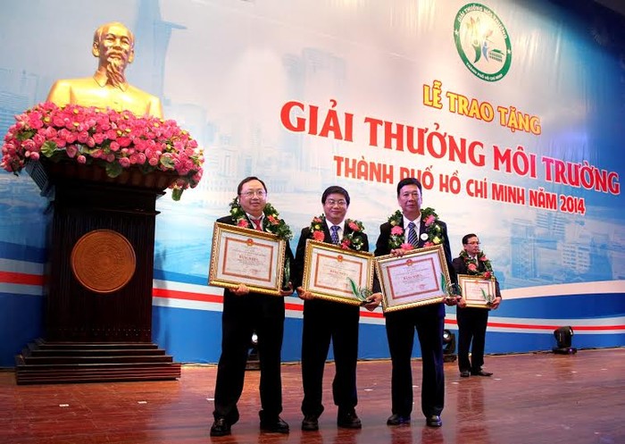 Đại diện 3 Nhà máy của Vinamilk nhận giải thưởng môi trường của TP.HCM năm 2014.