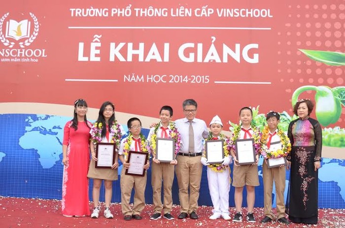 Bà Lê Mai Lan, Phó Chủ tịch Tập đoàn Vingroup, Chủ tịch Hệ thống giáo dục Vinschool (ngoài cùng bên trái) và Giáo sư Ngô Bảo Châu bên các học sinh đạt học bổng tinh hoa Vinschool năm học 2014 – 2015.