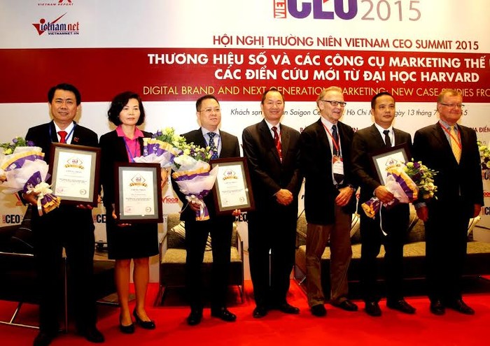 Đại diện Vinamilk và các doanh nghiệp trong top 10 doanh nghiệp uy tín nhất trên truyền thông năm 2015.