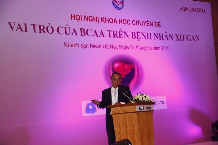 Ông Norio Sugiyama - đại diện Công ty Ajinomoto Pharmaceuticals Co., Ltd trình bày tại Hội nghị.