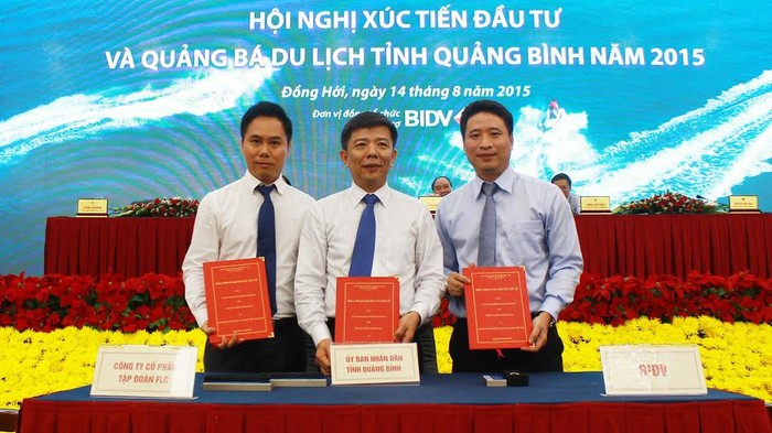 Đại diện UBND tỉnh Quảng Bình, Tập đoàn FLC và Ngân hàng BIDV cùng ký bản ghi nhớ cam kết đầu tư tổ hợp 10 sân golf tại Quảng Bình.