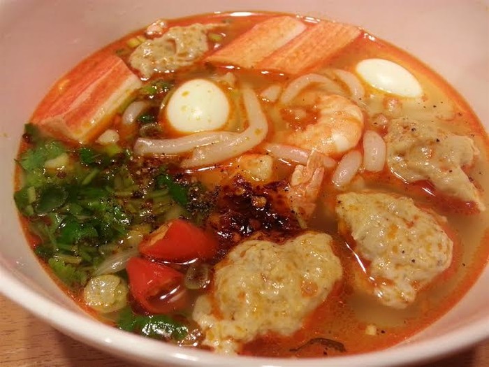 Bánh canh cua món ăn được tạo nên từ những nguyên liệu gần gũi mang hơi thở của đồng quê Trung Bộ.