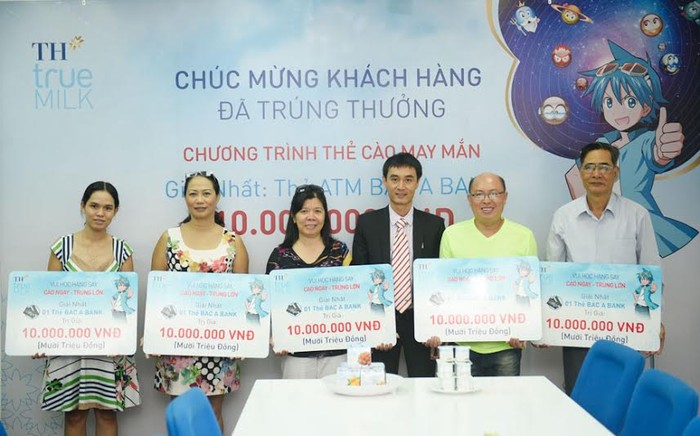 Ông Mai Nguyễn Huế - Giám đốc bán hàng Miền Nam trao giải cho các khách hàng may mắn tại TP.HCM