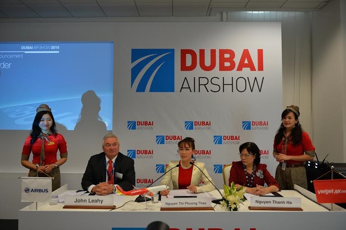 Bà Nguyễn Thanh Hà - Chủ tịch Hội đồng Quản trị Vietjet; Bà Nguyễn Thị Phương Thảo - Tổng giám đốc Vietjet và ông John Leahy, Tổng giám đốc phát triển thương mại toàn cầu của Airbus đã ký kết hợp đồng.