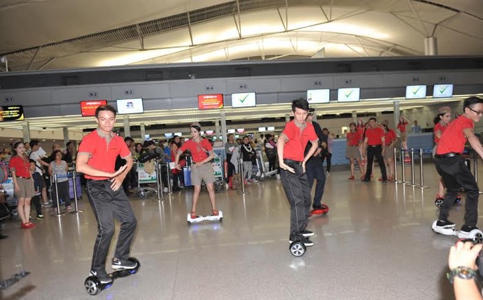 Màn nhảy Flashmob bằng xe điện thời trang two-wheel ấn tượng chào mừng khai trương đường bay TP.HCM - Seoul.