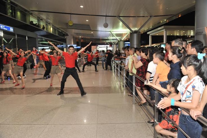 Màn nhảy Flashmob bằng xe điện thời trang two-wheel sôi động.