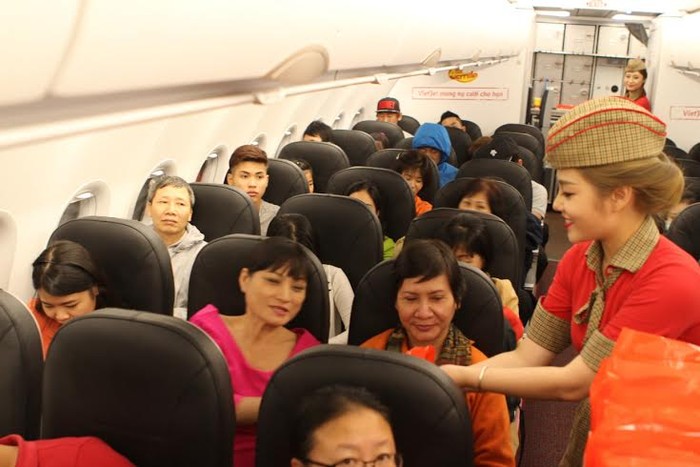 Hành khách trên chuyến bay được nhiều quà tặng từ Vietjet.