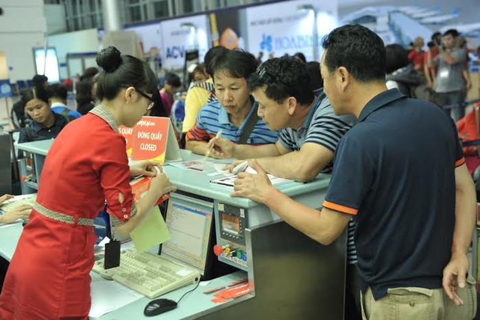 Đông đảo hành khách làm thủ tục bay ngay trong ngày khai trương đường bay mới.