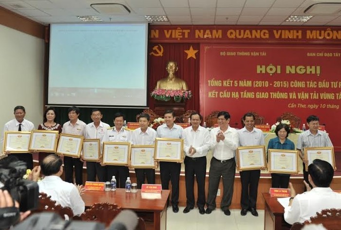 Bà Nguyễn Thị Thanh Hà - đại diện Hãng hàng không Vietjet nhận bằng khen tại Hội nghị Tổng kết 5 năm (2010 – 2015) công tác đầu tư phát triển kết cấu hạ tầng giao thông và vận tải vùng Tây Nam Bộ.