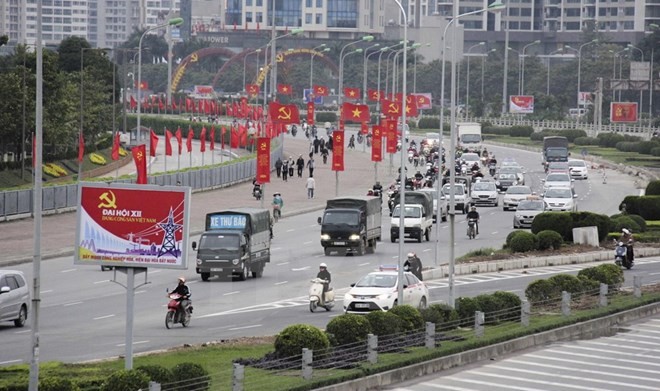 Đại lộ Thăng Long tràn ngập cờ hoa, biểu ngữ, pano. (Ảnh: Quỳnh Trang/TTXVN)