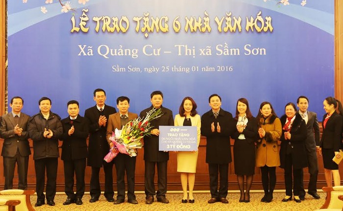 Bà Hương Trần Kiều Dung, Tổng giám đốc Tập đoàn FLC trao tượng trưng 6 nhà văn hóa, trị giá 3 tỷ đồng, cho xã Quảng Cư trước sự chứng kiến của đoàn lãnh đạo Tỉnh ủy Thanh Hóa.