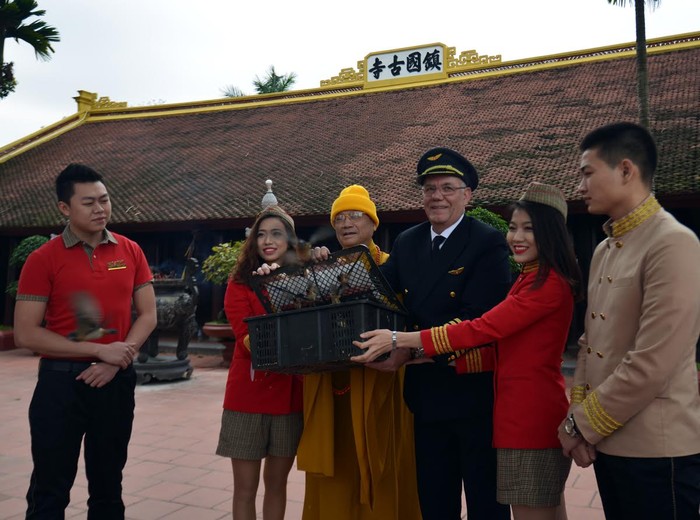 Hòa Thượng Thích Thanh Nhã, trụ trì chùa Trấn Quốc và tổ bay thực hiện nghi thức phóng sinh chim và thả cá chép xuống Hồ Tây.