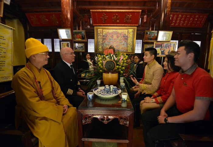 Cơ trưởng Carlos Braganca và Hòa thượng Thích Thanh Nhã cùng tổ bay đàm đạo chuyện phật pháp trong không gian ấm cúng đầu xuân. Cơ trưởng Carlos Braganca nói ông rất hạnh phúc khi sống và làm việc tại Việt Nam, ông cũng cố gắng học theo triết lý nhà Phật, sống tốt và làm nhiều việc thiện. &quot;Ông là người có phật trong tâm, lại có lòng phát triển phật tuệ, như thế là công đức rất lớn với cá nhân và tốt lành đối với xã hội. Tôi thấy yên tâm khi đi máy bay mà cơ trưởng là người thiện tâm như ông&quot;, Hòa thượng Thích Thanh Nhã nhận xét.