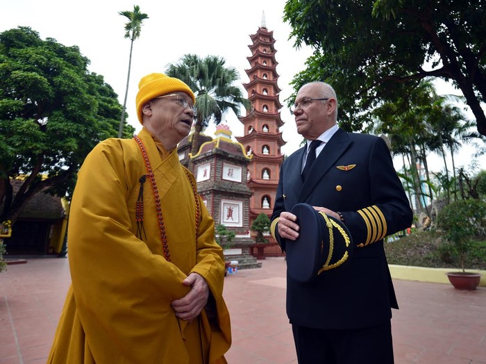 &quot;Hẹn gặp lại ông lần sau nhưng mà là... trên tàu bay nhé, ông lái, còn tôi là hành khách&quot;, Hòa thượng Thích Thanh Nhã nói với cơ trưởng Carlos Braganca lúc chia tay.