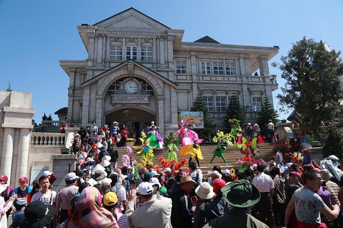 Trở thành “Điểm tham quan du lịch hấp dẫn nhất Việt Nam” năm 2014, Khu du lịch Bà Nà Hills là lựa chọn không thể bỏ qua với những du khách muốn tìm một không gian du xuân sôi động vui tươi.