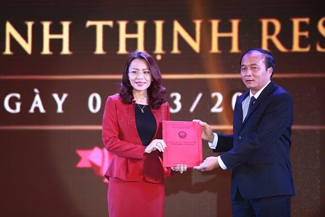 Bà Hương Trần Kiều Dung - Tổng giám đốc Tập đoàn FLC nhận giấy chứng nhận đầu tư từ ông Nguyễn Văn Trì, Chủ tịch UBND tỉnh Vĩnh Phúc.