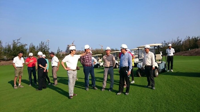 Chủ tịch FLC thăm sân golf FLC Quy Nhơn Golf Links - hoàn thành tháng 11/2015 – một trong ba sân đẹp nhất châu Á.