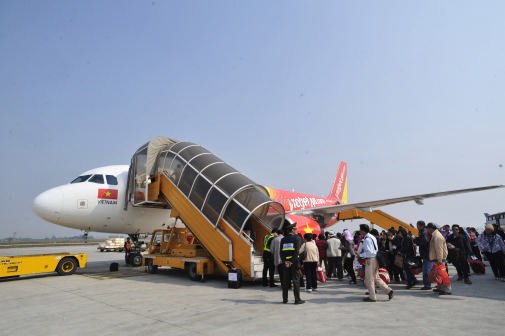 Vietjet sẽ hỗ trợ hành khách đã mua vé xe lửa đi và đến TP.Hồ Chí Minh di chuyển trong giai đoạn từ 15/4/2016 tới 30/6/2016 trong thời gian cầu Ghềnh được sửa chữa.