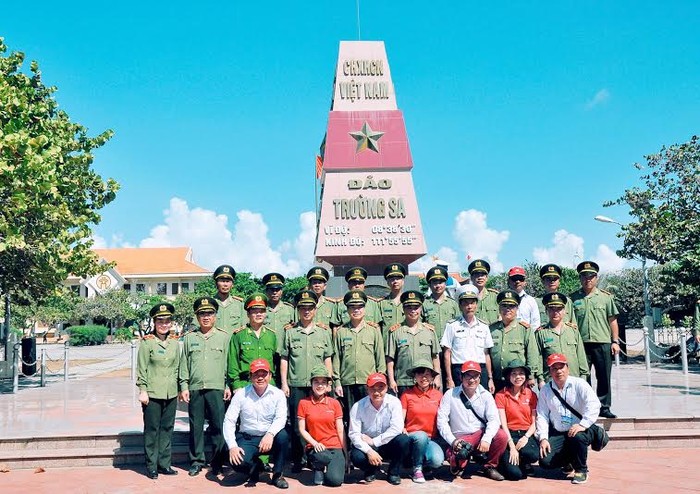 Đoàn công tác chụp ảnh lưu niệm cùng các chiến sĩ tại đảo Trường Sa.