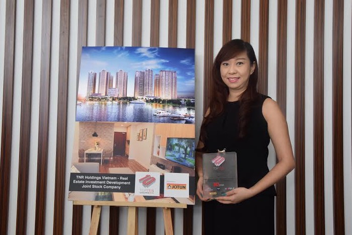 Bà Phạm Thị Minh Hiếu - Đại diện TNR Holdings nhận kỷ niệm chương top 10 Nhà phát triển BĐS hàng đầu Việt Nam.
