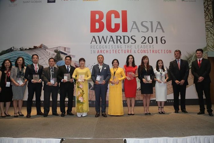 Đại diện TNR Holdings nhận kỷ niệm chương Top 10 Nhà phát triển BĐS hàng đầu Việt Nam năm 2016.