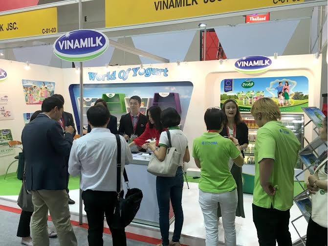 Gian hàng sữa chua với chủ đề &quot;World of Yogurt&quot; của Vinamilk nổi bật tại hội chợ Thaiflex và thu hút đông đảo sự chú ý, quan tâm của khách hàng, báo giới.