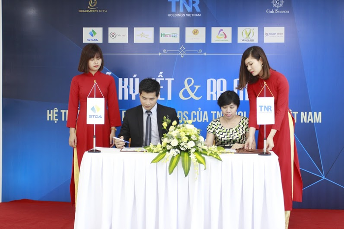 STDA đại diện Hệ thống Đại lý phân phối ký kết cùng TNR Holdings Việt Nam.