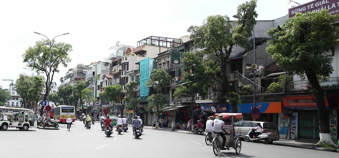 Hà Nội và nhân dân đều trăn trở với bài toán làm thế nào để Hồ Gươm vừa bảo tồn được những nét đẹp vốn có, vừa phát triển phù hợp với xu thế của xã hội. Ảnh: Kiến trúc lộn xộn khu vực đầu quảng trường Đông Kinh Nghĩa Thục.