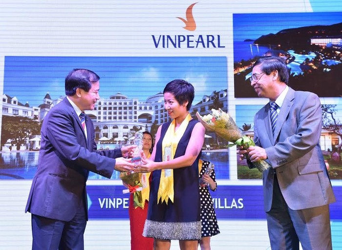 Ông Hà Văn Siêu (trái), Phó Tổng cục Trưởng Tổng cục Du lịch và ông Nguyễn Phú Bình, Phó Tổng biên tập Thời báo Kinh tế Việt Nam trao danh hiệu Top 10 The Guide Awards cho đại diện Vinpearl.