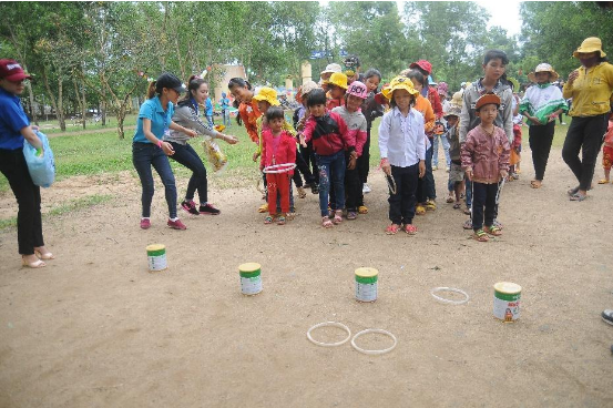 Thích thú với các trò chơi dân gian truyền thống của các bạn ở nhóm tình nguyện Ấm áp tình thương tại Đắk Lắk.